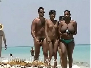 Thẳng thắn Scant nudist thiếu niên mông trên bãi biển công cộng