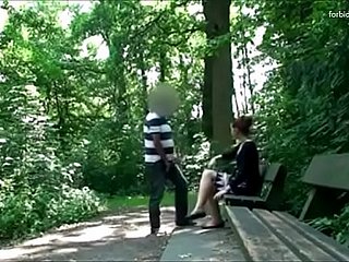 Man batang seorang wanita di sebuah taman