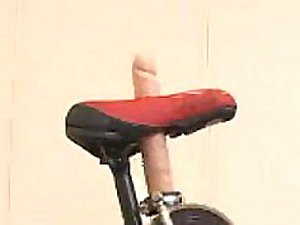 The man Gung-ho japonais Bébé atteint équitation Orgasme un Sybian vélo