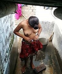 Indische Frau everywhere der Dusche