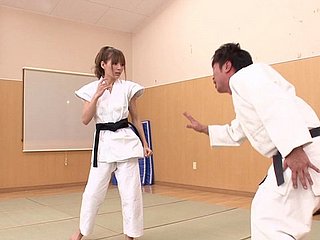 Splendida ragazza karate giapponese score di regimen un po 'di equitazione cazzo