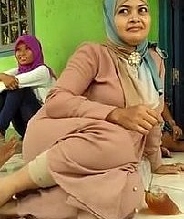 แม่ของชาวอินโดนีเซียที่สวยงามในฮิญาบ