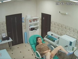 छिपे हुए कैमरे के माध्यम से स्त्रीरोग विशेषज्ञ कार्यालय में महिलाओं के लिए जासूसी