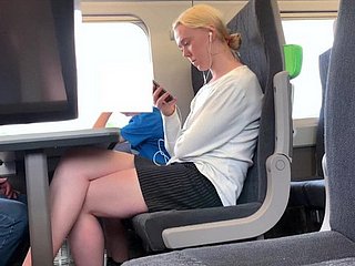 Flaxen-haired mit schönen Beinen auf dem Zug