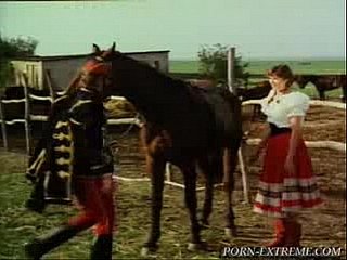 Soldado dá equitação à rapariga Vila