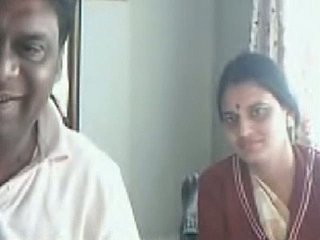 Unprofessional Indian geil und hässliche Küken zeigt ihr Let run Titten auf Webcam