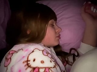 Follada a mi hija mientras dormimos en unfriendliness misma cama