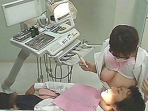 悪意のある日本人歯医者は彼女の大きな水差しを吸いながら彼女の顧客から急いでいます