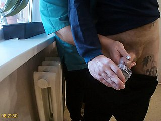 Ze nemen sperma voor tests, de verpleegster trekt fore-part mijn pik