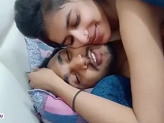 สาวอินเดียน่ารักหลงใหลเซ็กส์กับแฟนเก่าเลียหีและจูบ