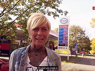 الجنس الشارع العام في محطة الوقود مع جبهة مورو الألمانية النحيفة