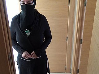 Britische Perverse fickt seine reife ägyptische Magd concerning Hijab