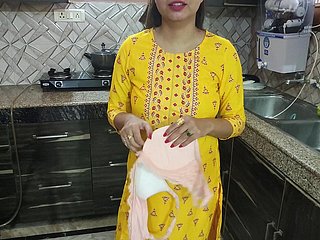 Desi Bhabhi stava lavando i piatti in cucina, poi venne suo cognato e disse Bhabhi Aapka Chut Chahiye Kya Dogi Hindi Audio