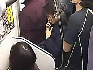Unartificial Teen tastete auf dem Zug zum Orgasmus