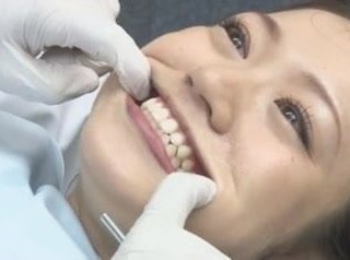دانتوں کے ڈاکٹر کے آفس میں Gulping منی