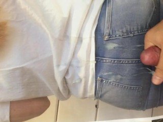 Cumshot trên bore đẹp trong chiếc quần jeans Cum Graft