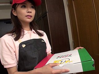 Asian dostawa kurierem Akubi Yumemi daje blowjob reach jej klienta