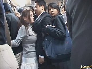 Traviesa colegiala asiática Dando una mamada en el autobús lleno de gente