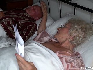 Granny Norma está engañando a su marido groom el amante de sangre caliente joven
